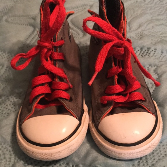 Super cute Kids Converse tennis shoes in very good condition. Size 8 - Picture 6 of 7